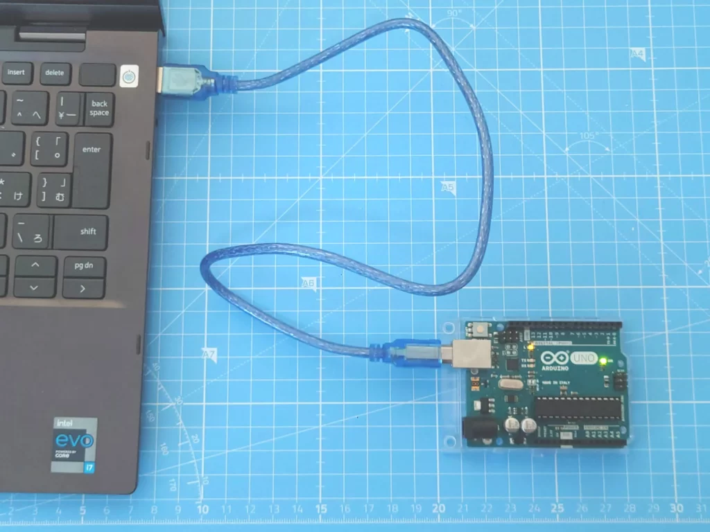 Arduino UnoとPCを接続している写真