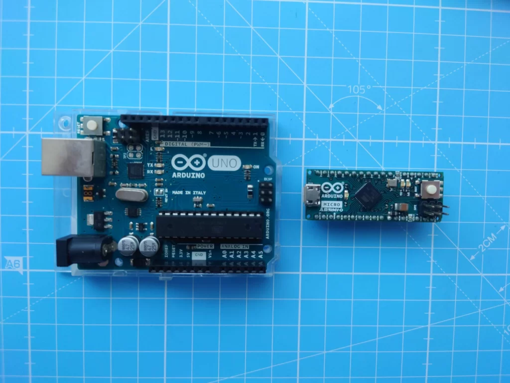 Arduino Uno R3とArduino Microの写真