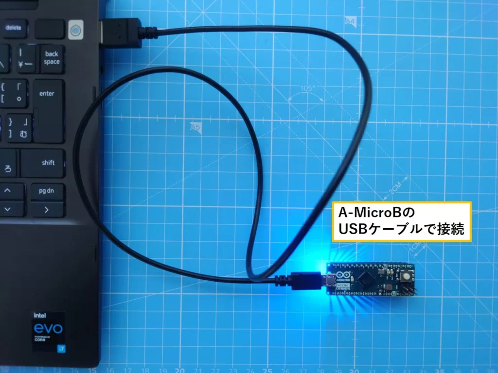 A-MicroBのUSBケーブルで接続